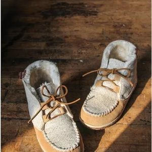 Adorable Minnetonka Torrey Mukluk moccasin booties.